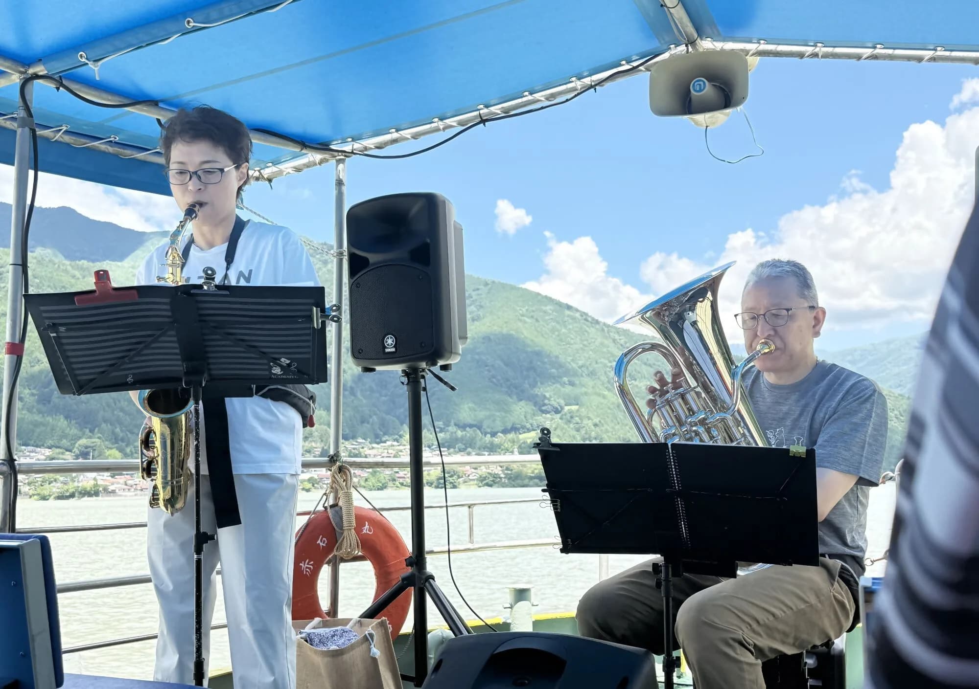 湖上音楽まつりで演奏する中屋敏明さん・式子さん